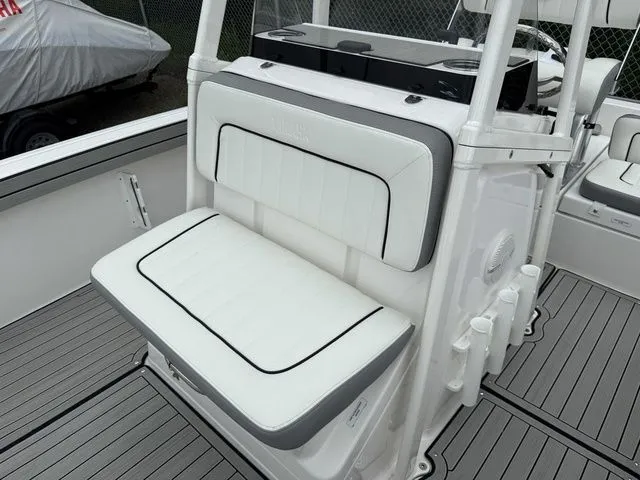 Slide: The Image of Yamaha Boats 195 FSH Sport 2025, white seating area on boat. - 29