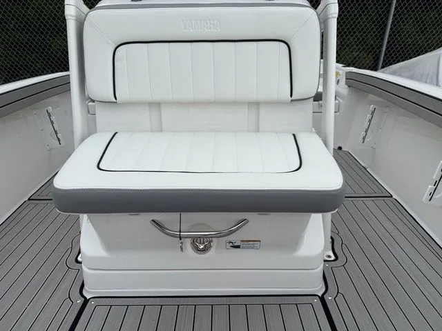 Slide: The Image of Yamaha Boats 195 FSH Sport 2025, white bench seat on gray deck. - 30