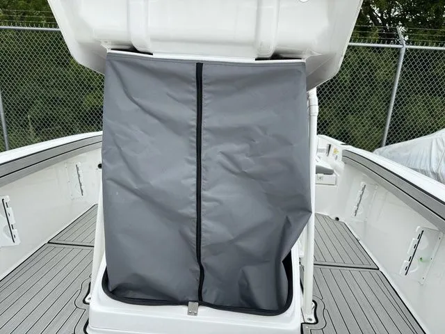 Slide: The Image of Yamaha Boats 195 FSH Sport 2025 with gray cover on the foredeck. - 31