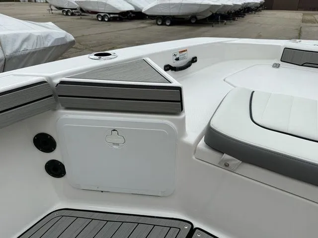 Slide: The Image of Interior view of Yamaha Boats 195 FSH Sport 2025 with seating area. - 32