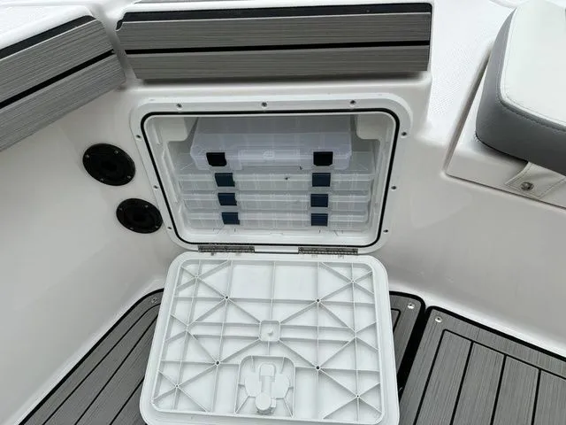 Slide: The Image of Yamaha 195 FSH Sport 2025, open storage compartment with plastic containers. - 33