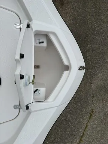Slide: The Image of Yamaha Boats 195 FSH Sport 2025, bow view on concrete. - 37