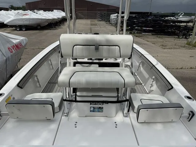 Slide: The Image of Yamaha Boats 195 FSH Sport 2025 with seating area and Igloo cooler. - 9