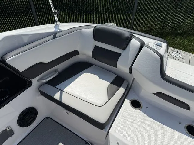 Slide: The Image of Yamaha SX195 2025 - 10