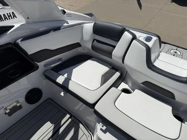 Slide: The Image of Yamaha 195S 2026 - 11