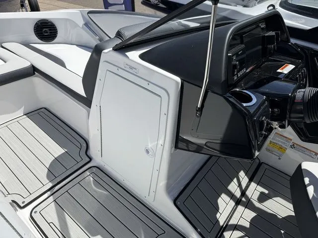 Slide: The Image of Yamaha 195S 2026 - 25