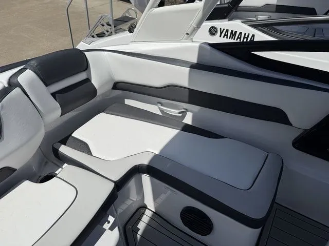 Slide: The Image of Yamaha 195S 2026 - 10