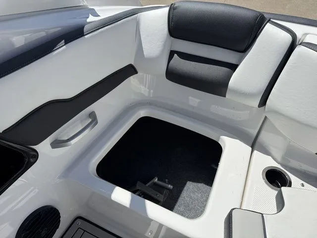 Slide: The Image of Yamaha 195S 2026 - 13