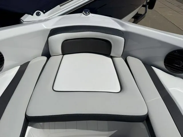 Slide: The Image of Yamaha 195S 2026 - 33