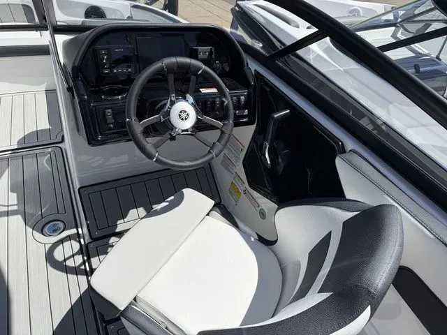 Slide: The Image of Yamaha 195S 2026 - 15
