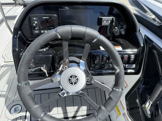 Slide: The Image of Yamaha 195S 2026 - 16