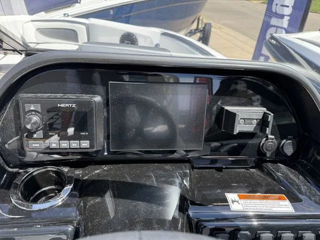 Slide: The Image of Yamaha 195S 2026 - 18