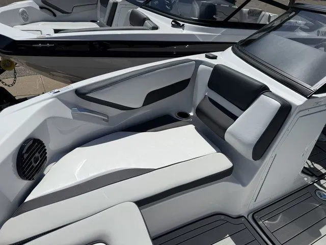 Slide: The Image of Yamaha 195S 2026 - 34