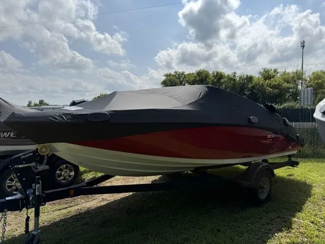 Slide: The Image of 2025 Yamaha SX195 boat with cover on trailer. - 29