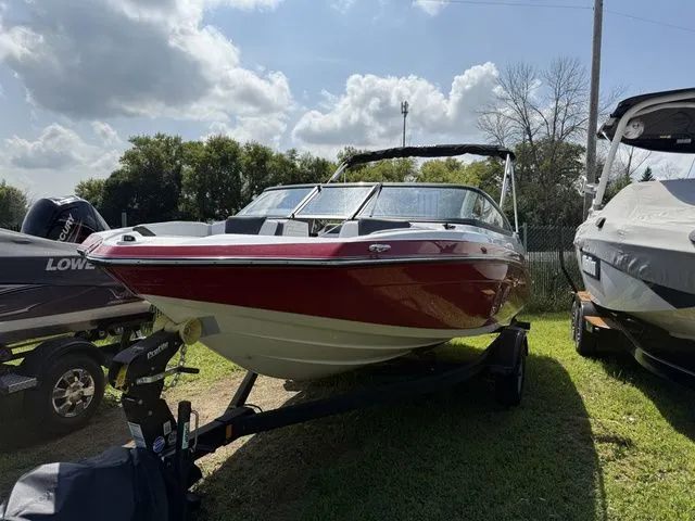 Slide: The Image of 2025 Yamaha SX195 boat on trailer outdoors. - 3