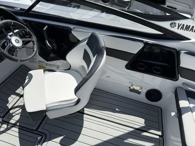 Slide: The Image of Yamaha 195S 2026 - 14