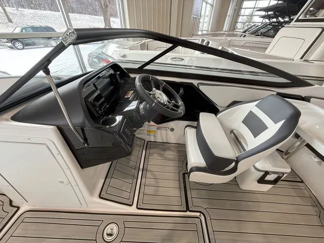 Slide: The Image of Yamaha 195S 2025 - 16