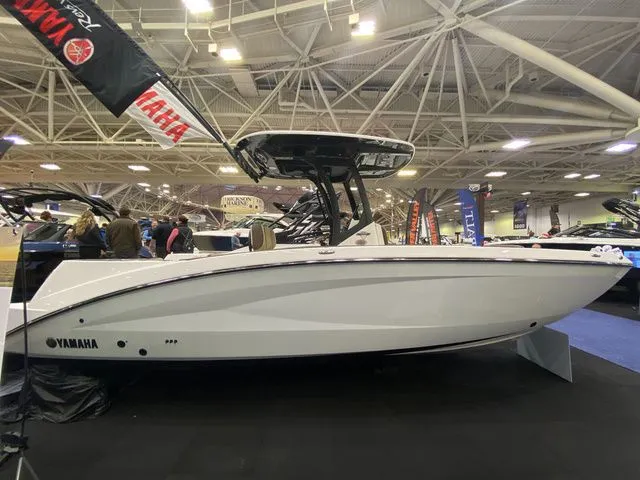 The Image of 2024 Yamaha Boats 255 FSH Sport H at a boat show. - 1
