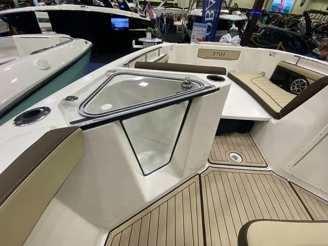Slide: The Image of Interior view of 2024 Yamaha Boats 255 FSH Sport H. - 17