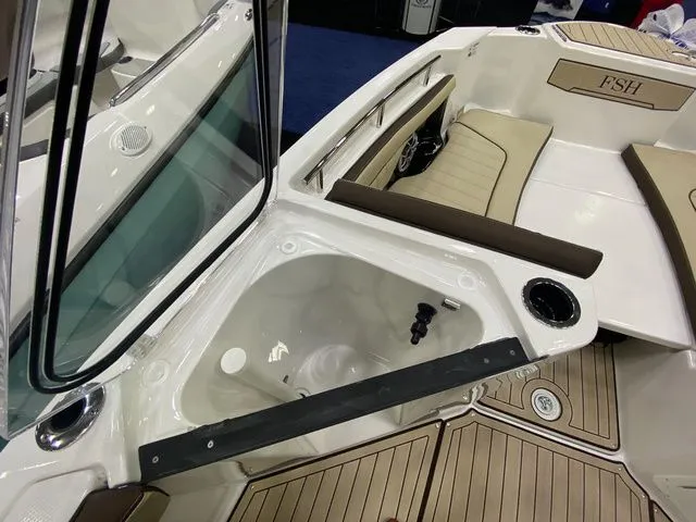Slide: The Image of Interior view of 2024 Yamaha Boats 255 FSH Sport H. - 18