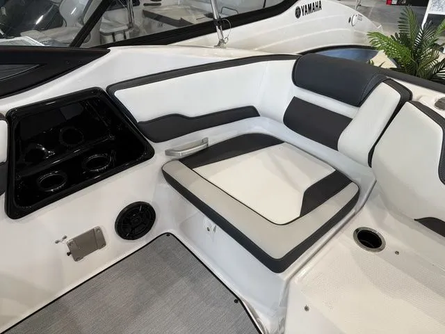 Slide: The Image of Interior of 2025 Yamaha Boats SX195 with stylish seating. - 10