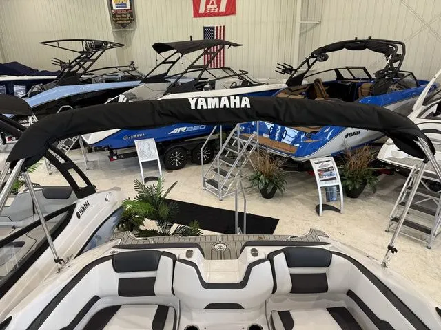 Slide: The Image of Yamaha SX195 2025 boat in showroom with other models. - 15