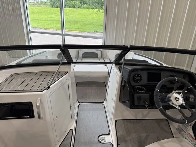 Slide: The Image of Interior view of 2025 Yamaha Boats SX195 cockpit. - 18