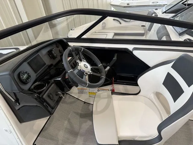 Slide: The Image of Interior of 2025 Yamaha Boats SX195 with modern helm. - 23
