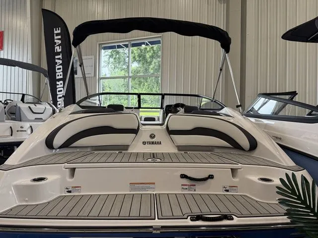 Slide: The Image of Yamaha Boats SX195 2025 in showroom, modern design, comfortable seating. - 3
