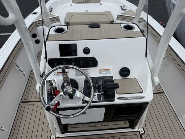 Slide: The Image of Yamaha Boats 195 FSH Sport 2025 helm with modern design. - 10