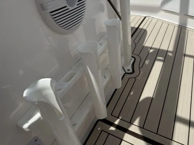 Slide: The Image of Yamaha 195 FSH Sport 2025 with rod holders and speaker. - 14