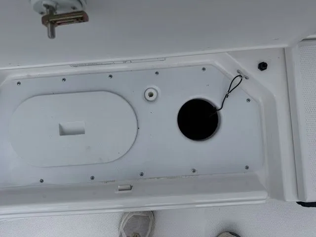 Slide: The Image of Yamaha Boats 195 FSH Sport 2025, deck detail with cover and opening. - 18