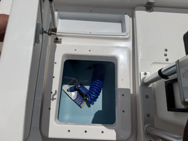 Slide: The Image of Yamaha 195 FSH Sport 2025 storage compartment with hose and accessories. - 21