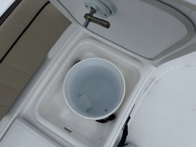 Slide: The Image of Yamaha 195 FSH Sport 2025 boat, integrated bucket in storage compartment. - 22