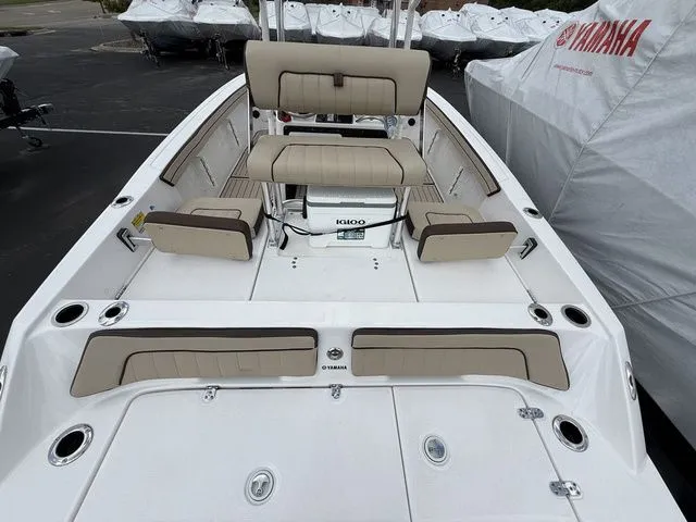 Slide: The Image of Yamaha Boats 195 FSH Sport 2025 with beige seating and fishing accessories. - 5