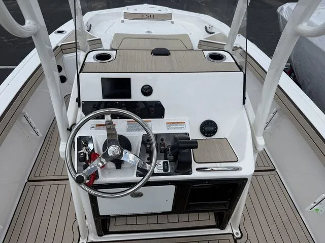 Slide: The Image of Yamaha Boats 2025 195 FSH Sport helm with modern design. - 9