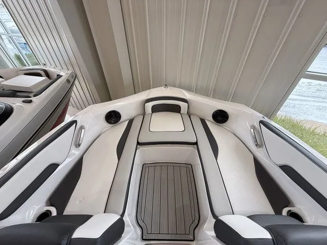Slide: The Image of Interior of 2025 Yamaha Boats 195S with stylish design. - 21