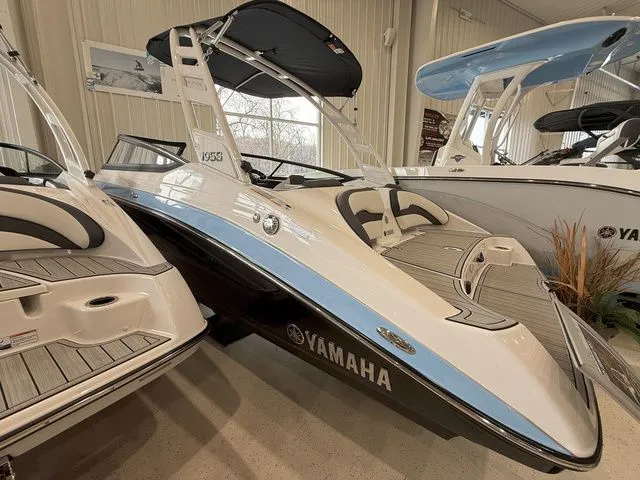 Slide: The Image of 2025 Yamaha Boats 195S in showroom, sleek design. - 4