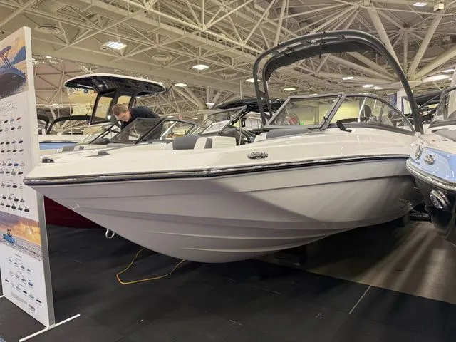 The Image of 2025 Yamaha Boats AR195 displayed at a boat show. - 1