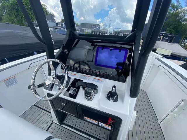 Slide: The Image of Yamaha 255 FSH Sport H 2024, modern helm with touchscreen display. - 16