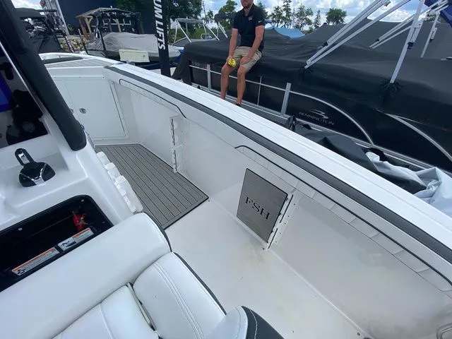 Slide: The Image of Interior view of Yamaha Boats 255 FSH Sport H 2024. - 17
