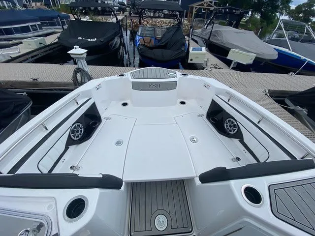 Slide: The Image of 2024 Yamaha Boats 255 FSH Sport H at a dock. - 22
