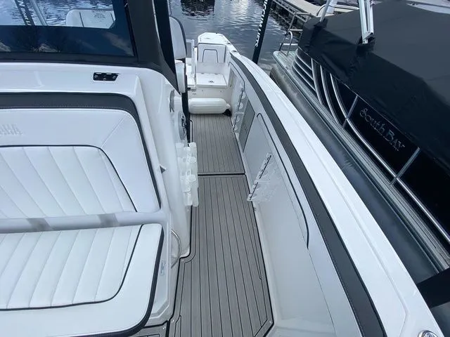 Slide: The Image of Interior view of 2024 Yamaha Boats 255 FSH Sport H. - 25