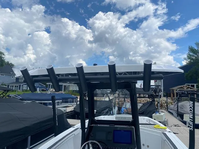 Slide: The Image of Yamaha Boats 2024 model 255 FSH Sport H at dock. - 27