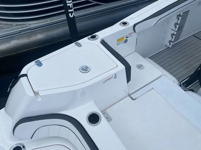 Slide: The Image of 2024 Yamaha Boats 255 FSH Sport H, white deck design. - 9