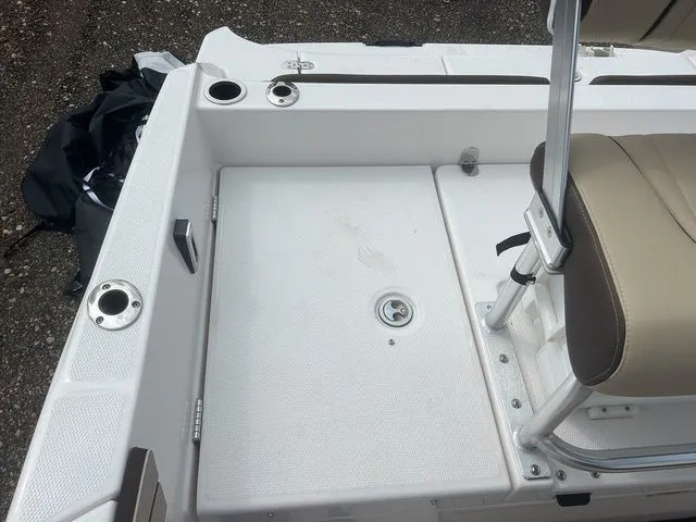 Slide: The Image of 2024 Yamaha Boats 190 FSH Sport deck view - 13