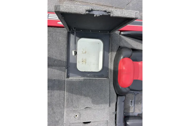 Slide: The Image of 2007 Skeeter 20i boat interior with open storage compartment and red seat. - 25