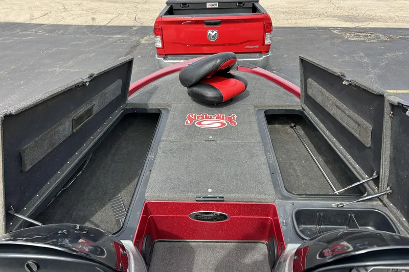 Slide: The Image of 2007 Skeeter 20i bass boat with open storage compartments, red and black seat, and Strike King logo. - 28