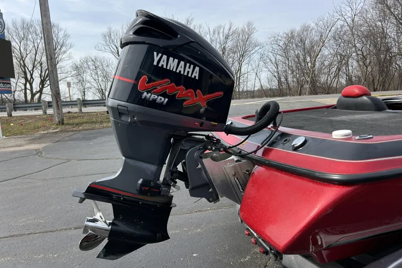 Slide: The Image of 2007 Skeeter 20i boat with Yamaha VMAX HPDI outboard motor, parked on pavement. - 6