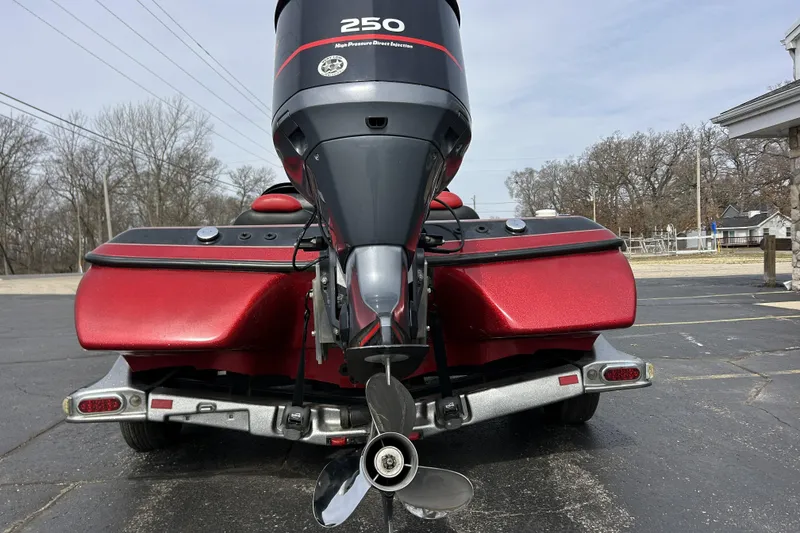 Slide: The Image of 2007 Skeeter 20i boat with powerful 250 HP engine, rear view in parking lot. - 7
